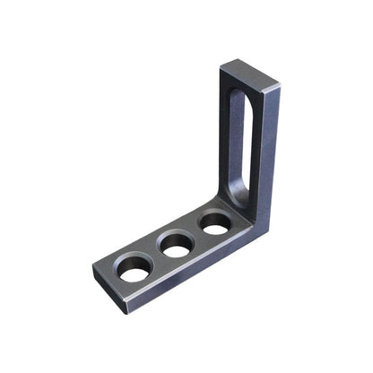 Stezni ugao fi 16 – 90×30×90 mm (3 rupe + prorez)