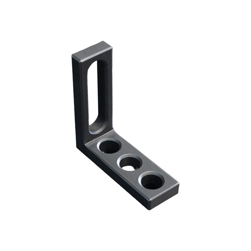 Stezni ugao fi 16 – 90×30×90 mm (3 rupe + prorez)